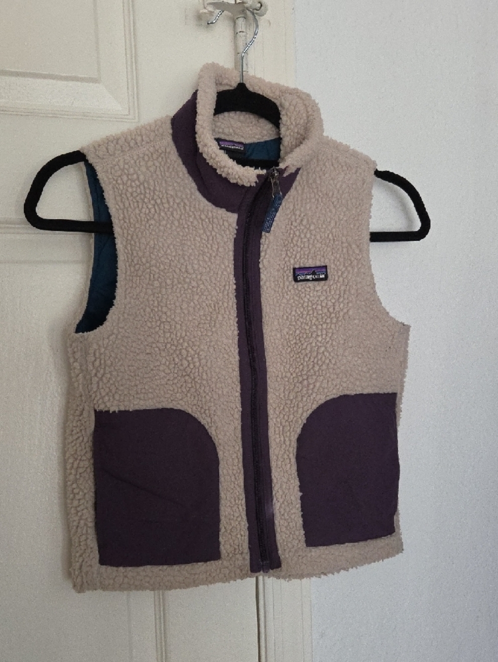 Patagonia Kids Cream Sherpa Vest with Purple Pockets - Picture 2 of 6